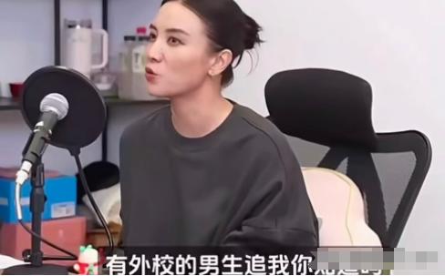 演员宋佳说：“我上中学的时候，有外校的男生追我，不仅给我写那种很可怕的情书，还在