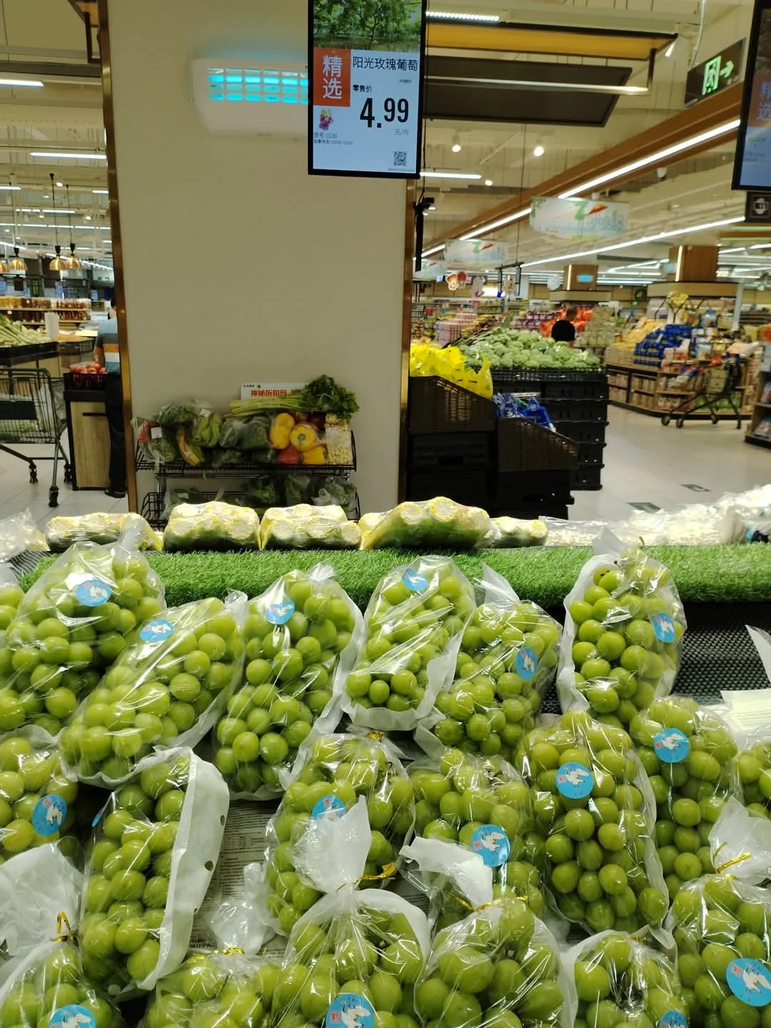 不少朋友暑期去對岸觀光 都實現水果自由了 一斤綠葡萄才4.99元人民幣