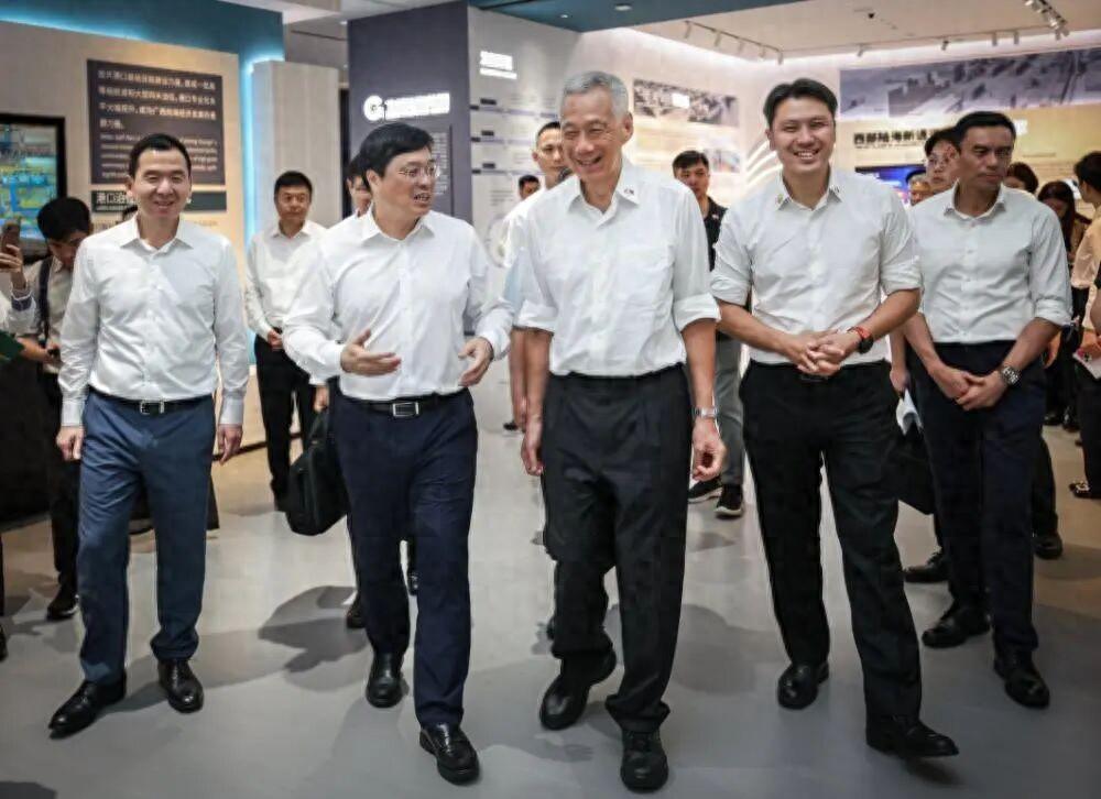 2026年5月中旬，特朗普刚离开北京、普京专机落地之际，新加坡国务资政李显龙悄然