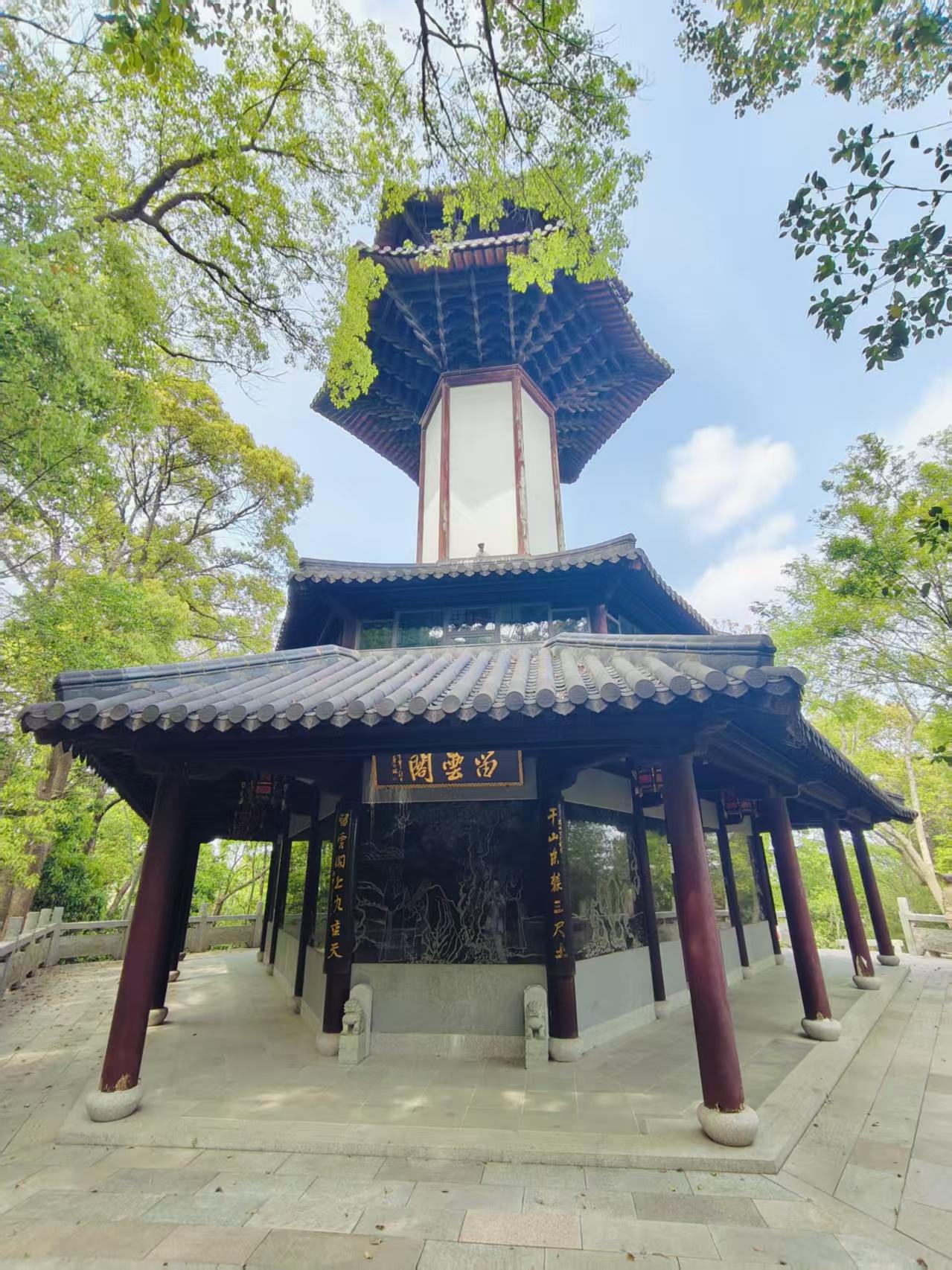 探访千年古刹，感受岁月静好。
一座古色古香的亭子，四周绿树环绕。
上联:阁楼烟云