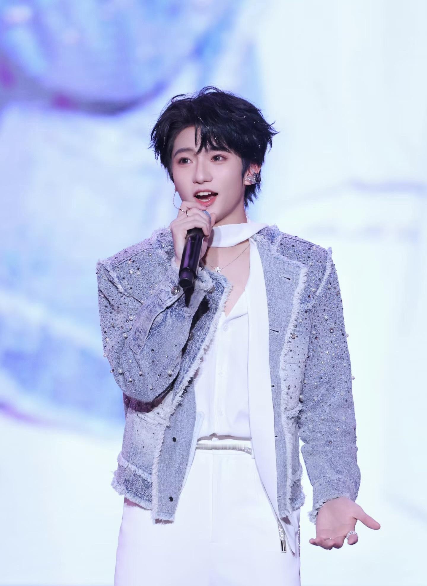 穆祉丞1电影1音乐节3综艺穆祉丞1电影1音乐节3综艺，这行程也太忙了吧，弟弟未开