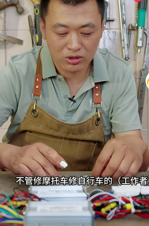 焊工脑洞大开，发明硬核不锈钢美甲
 
山东一位焊工师傅搞出新发明，首创“不锈钢美