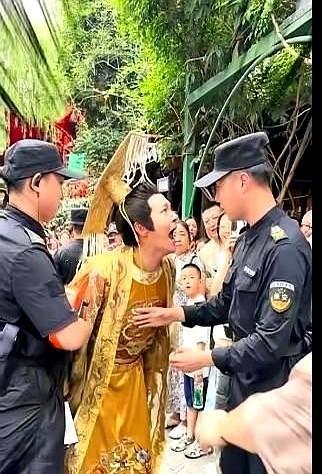 这事儿看着好笑，细想却很现实。
郑国霖在景区扮NPC，出门一忙，竟把工牌落下了，