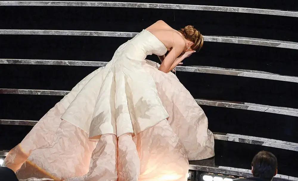 一条400万美元的裙子，唯一的作用是把她绊倒。
赵今夏踩进地缝的那一刻，三米裙摆