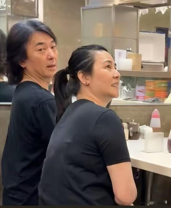 曾经荧幕上意气风发的陈浩南，如今也褪去了星光的光环。
 照片里郑伊健和蒙嘉慧一身