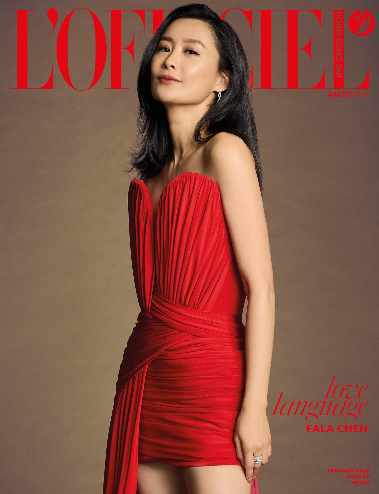 演员陈法拉登上港版《L'OFFICIEL》2026年2月刊封面，来自Harry 