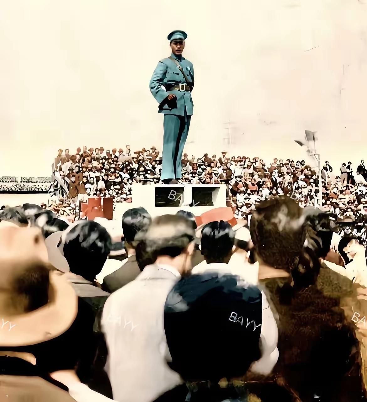 历史就是这么幽默……。1926年，蒋介石才39岁，年轻气盛的他作为北伐军总司令在