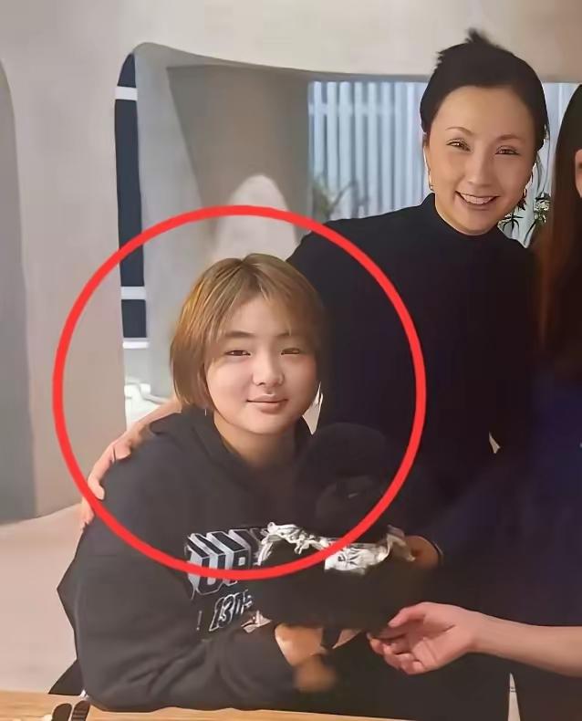 徐峥和小陶虹的女儿，爸爸的基因占上风！第一次发现，“女版的徐峥”其实也不丑，他女