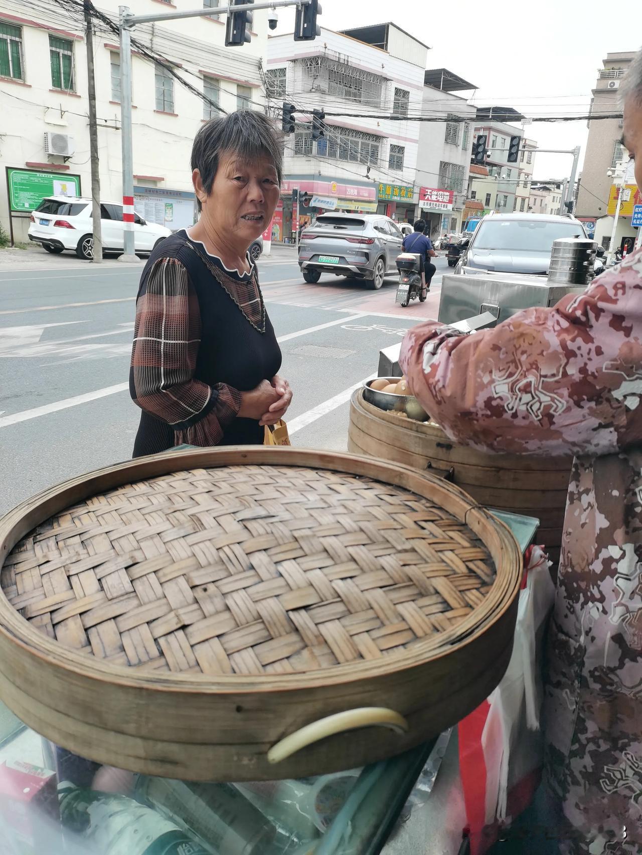 刚才公司来了个老人，说肚子饿了，要我给她几块钱，我没给她钱，带她对马路对面的早餐