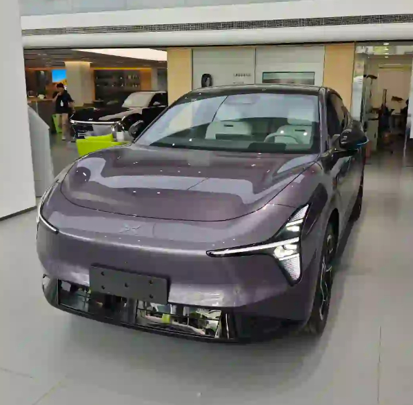 小鹏MONA L03开启预售，14.38万元起。定位15万级SUV，提供纯电/增