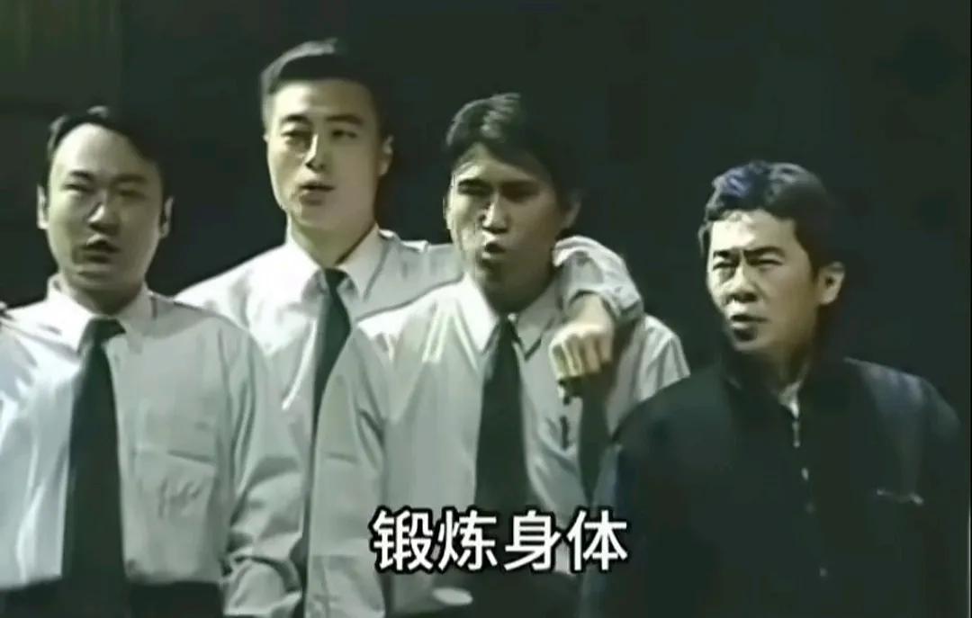 他们原来是一届啊？

陈建斌虽然眼睛小点，也挺帅的

旁边是李乃文

后面高个叫