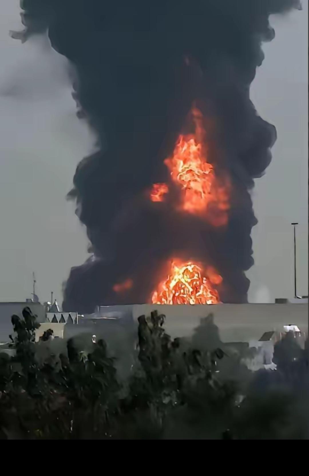 迪拜完了，机场被炸成这样。40年的建设14天结束。
​迪拜这次真的遭了殃，几十年