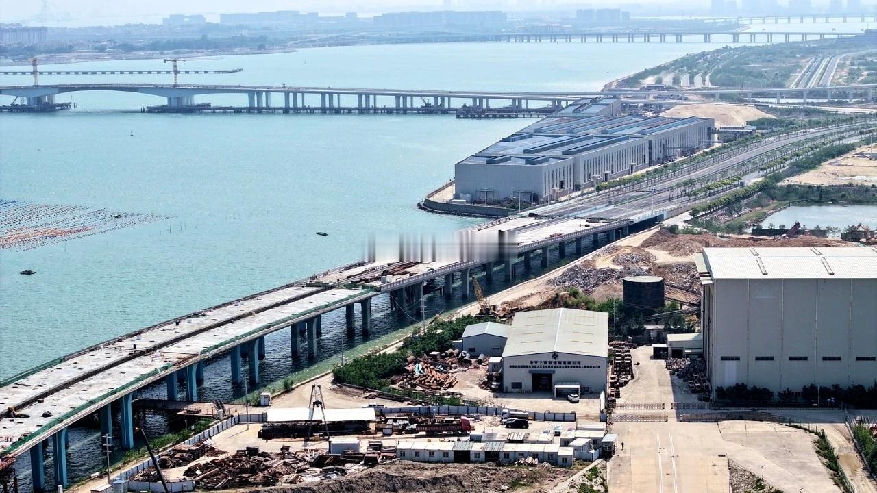 南安石井至厦门翔安的滨海大道连接线正全力冲刺年底竣工通车目标。 