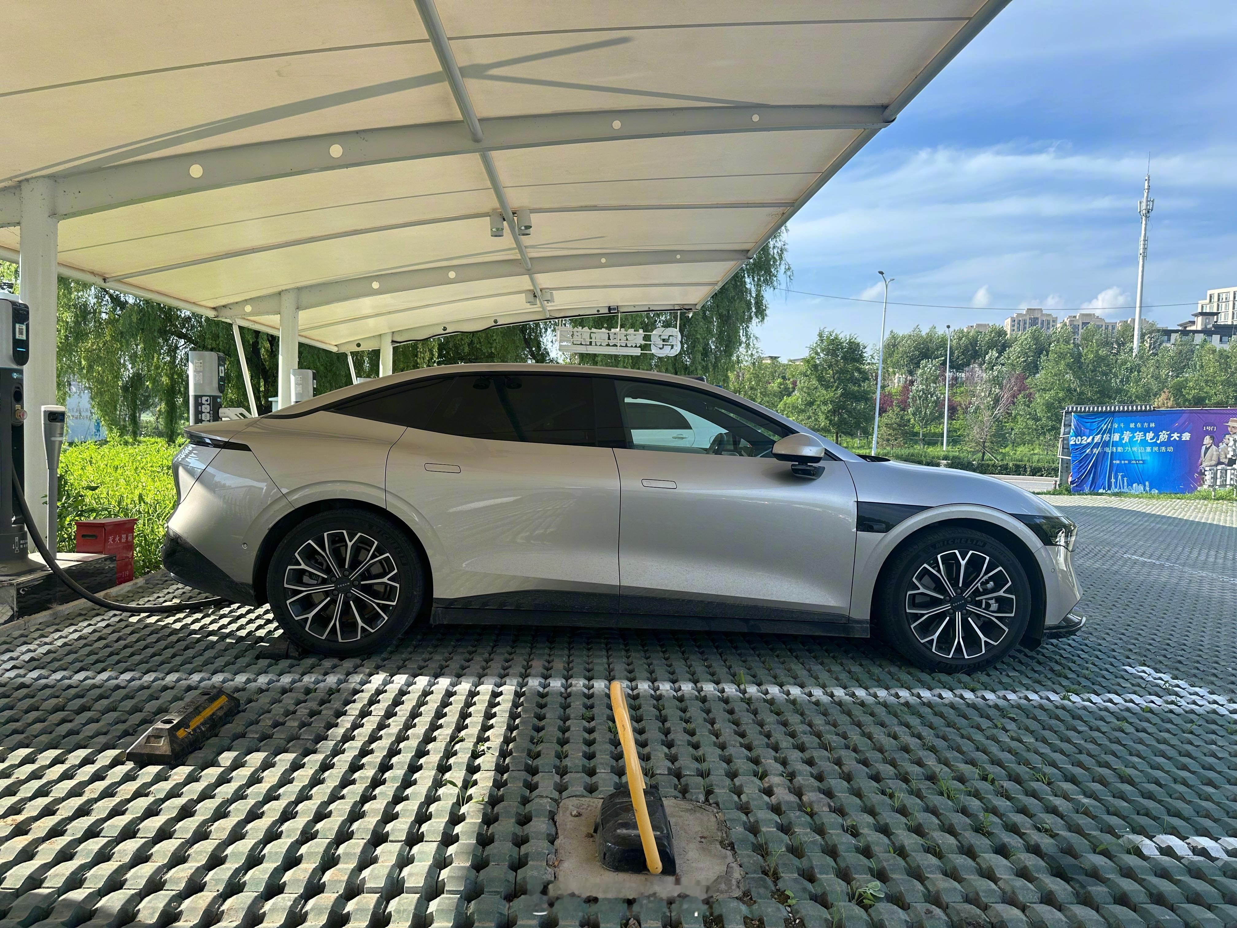 打卡下来过的充电站，偶遇一台正在充电的红旗EH7，比我的极氪007，侧颜谁更美？