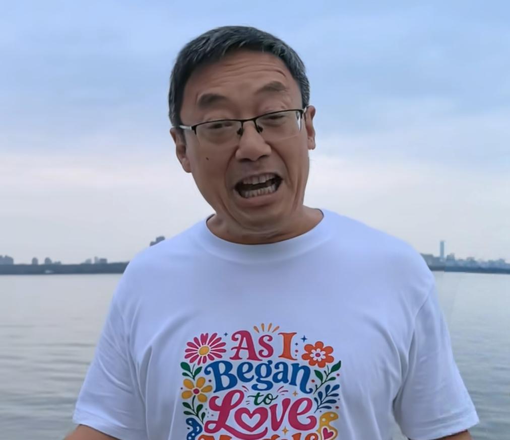 汤家凤这种指责太牵强了！9月23日大清早，他发文怒批小学开设英语课导致小学生、初