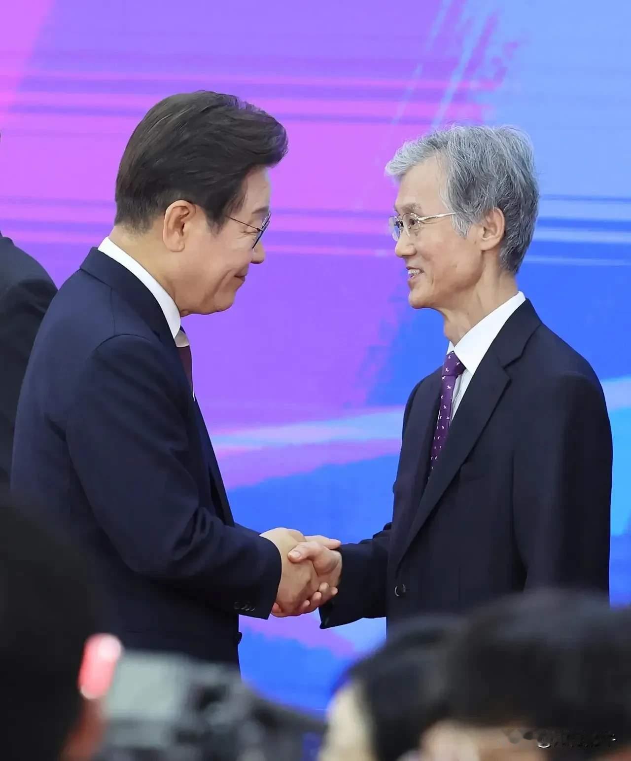 韩国大法院院长曹喜大又被推上风口浪尖，要求引咎辞职的声音越来越高。
共同民主党党