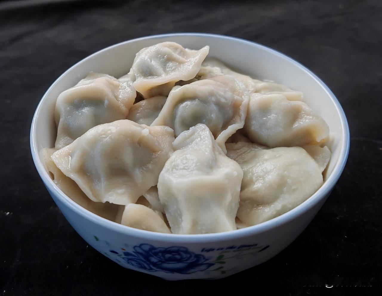 冬至大如年，传统习俗永不忘.早餐吃饺子.午饭吃萝卜炖牛肉.