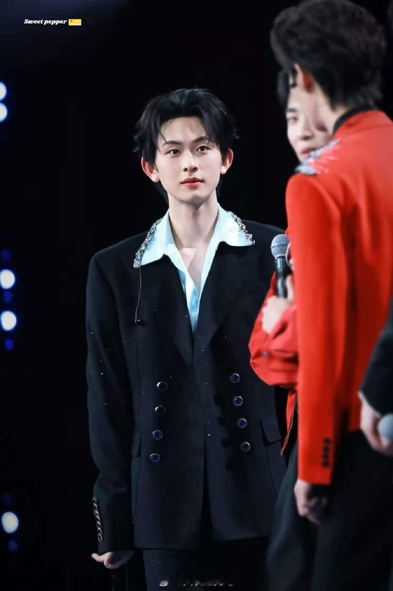 陈添祥柯淳姚冠宇张翅舞台很夯 恭喜陈添祥央视频春晚首秀，今天是可可爱爱的小小孩，