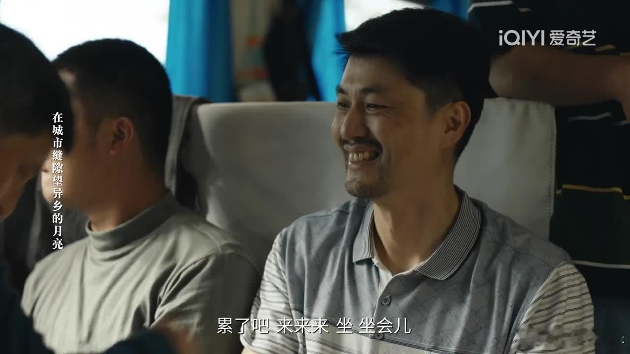 电视剧岁月有情时 第11集，这是真经历过……以前火车票买个座贼难，有时候买张票都