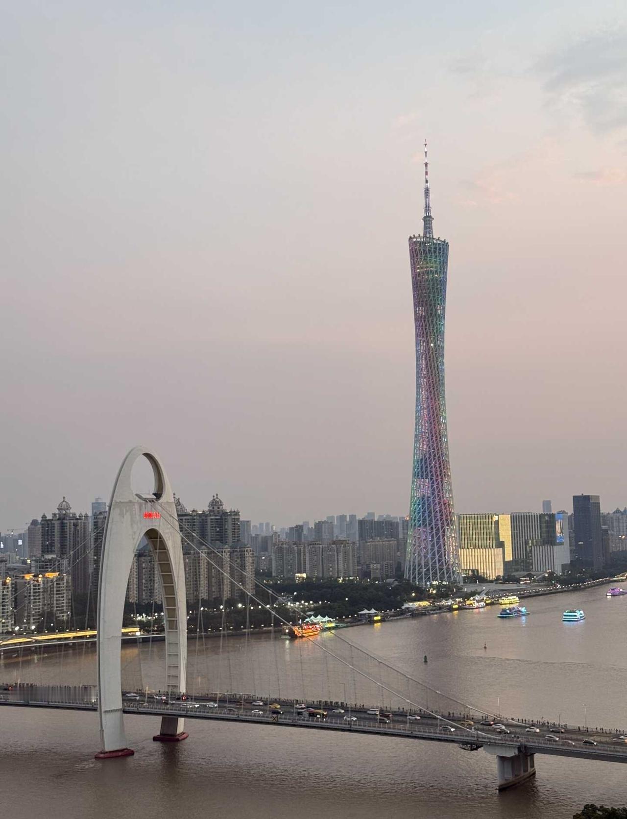 7.12广州晚霞
今天的广州热得像烤炉，却也没等来一场大烧晚霞记录我的城市 今天