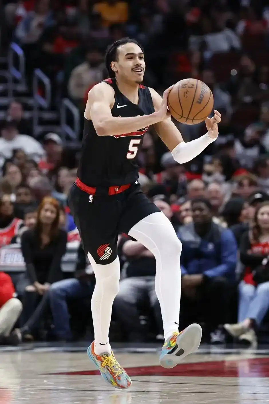 NBA名将加盟山东男篮山东男篮‌官宣‌达拉诺·班顿‌加盟。这位‌NBA‌旧将力压