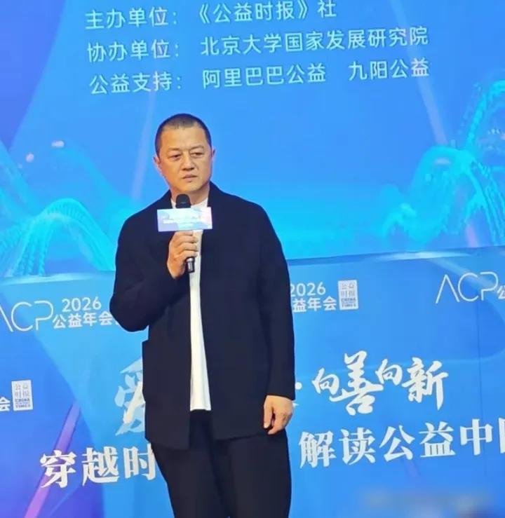 李亚鹏在北大那场演讲，算是把自己那点“狼狈”全摊开了说。谁能想到，当年那个在镜头