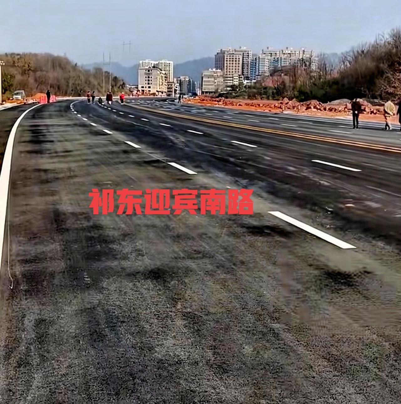 说实话，祁东的迎宾南路修得非常的宽宽大气，这条道路是按双向六车道设计建设。目前，