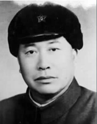 《红岩》作者罗广斌，哥哥是曾任蒋军王牌18军军长的罗广文，罗广文治军极严、作风泼