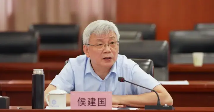 侯建国，当选新职