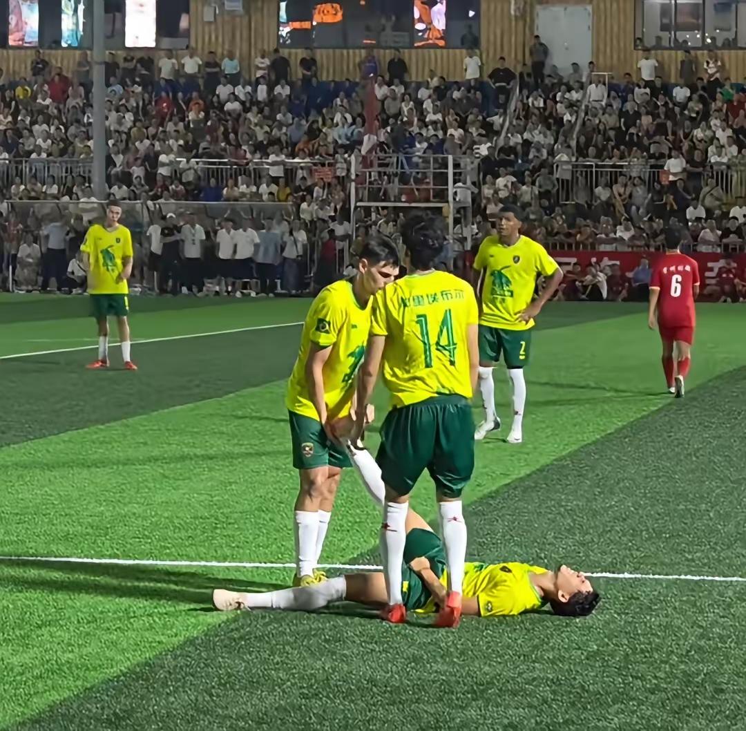 地球村收官之战，村超全明星队拼到让巴西银河队抽筋，虽然我们2比3遗憾告负，但是每