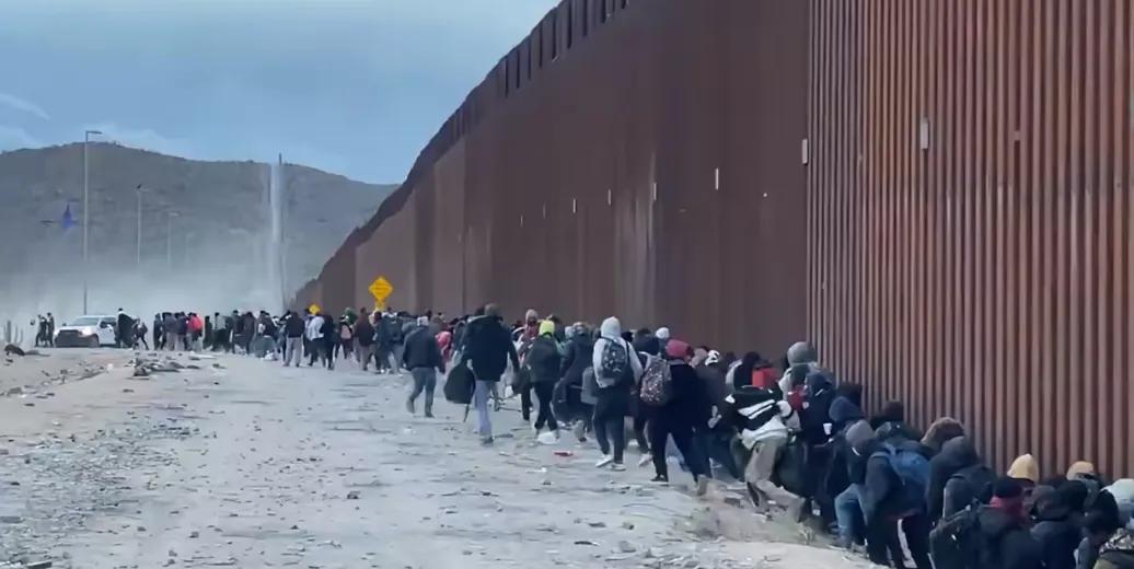 美国的边境墙已经被挤爆了！一批接着一批的非法移民，络绎不绝地涌入美国。他们大摇大