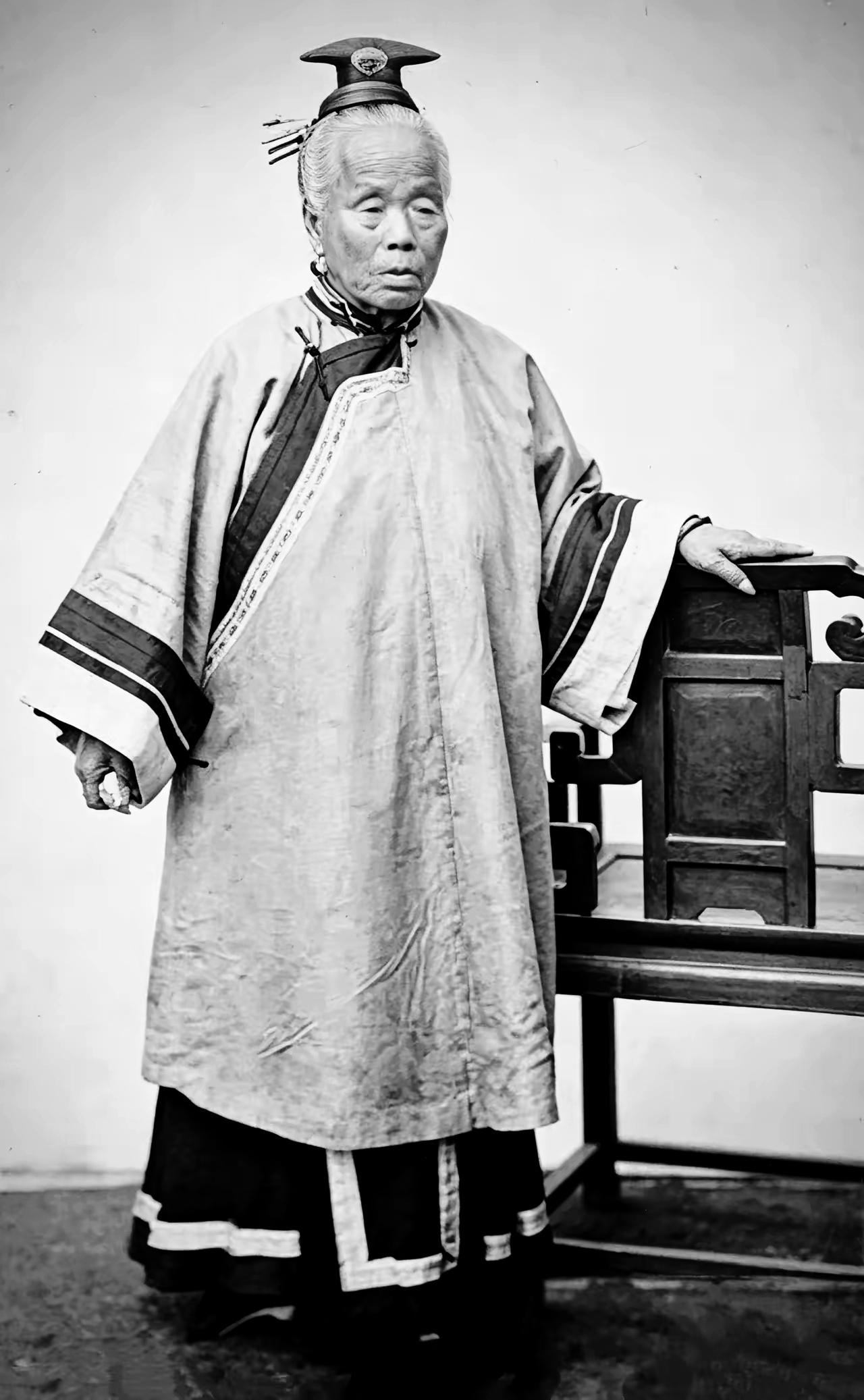 李氏这老太太，早年是丫鬟，出天花落一脸麻子。嫁人后生六子二女，大儿子当总督，二儿