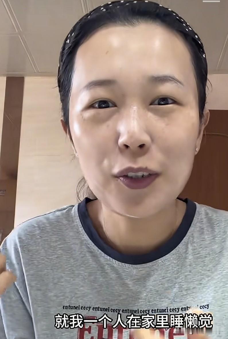 小黄回娘家后彻底躺平享福了，视频也不更新。A妈却带着全家急吼吼带货挣钱，这就是差