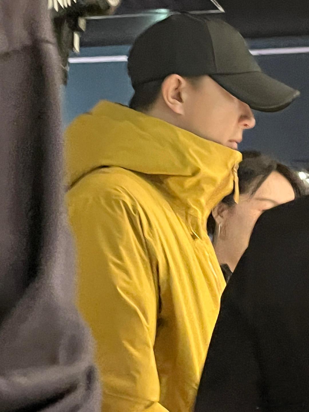 哈尔滨偶遇韩庚看展哈尔滨美术馆偶遇韩庚 哈尔滨偶遇韩庚看展啦，穿黄外套戴黑帽子，