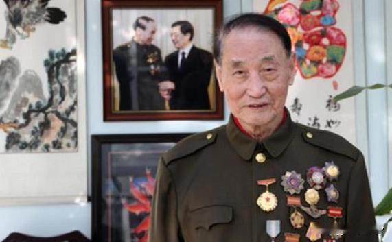 1951年，志愿军飞行员刘玉堤在返航途中，无意间发现，自己身下竟有一群黑压压的敌