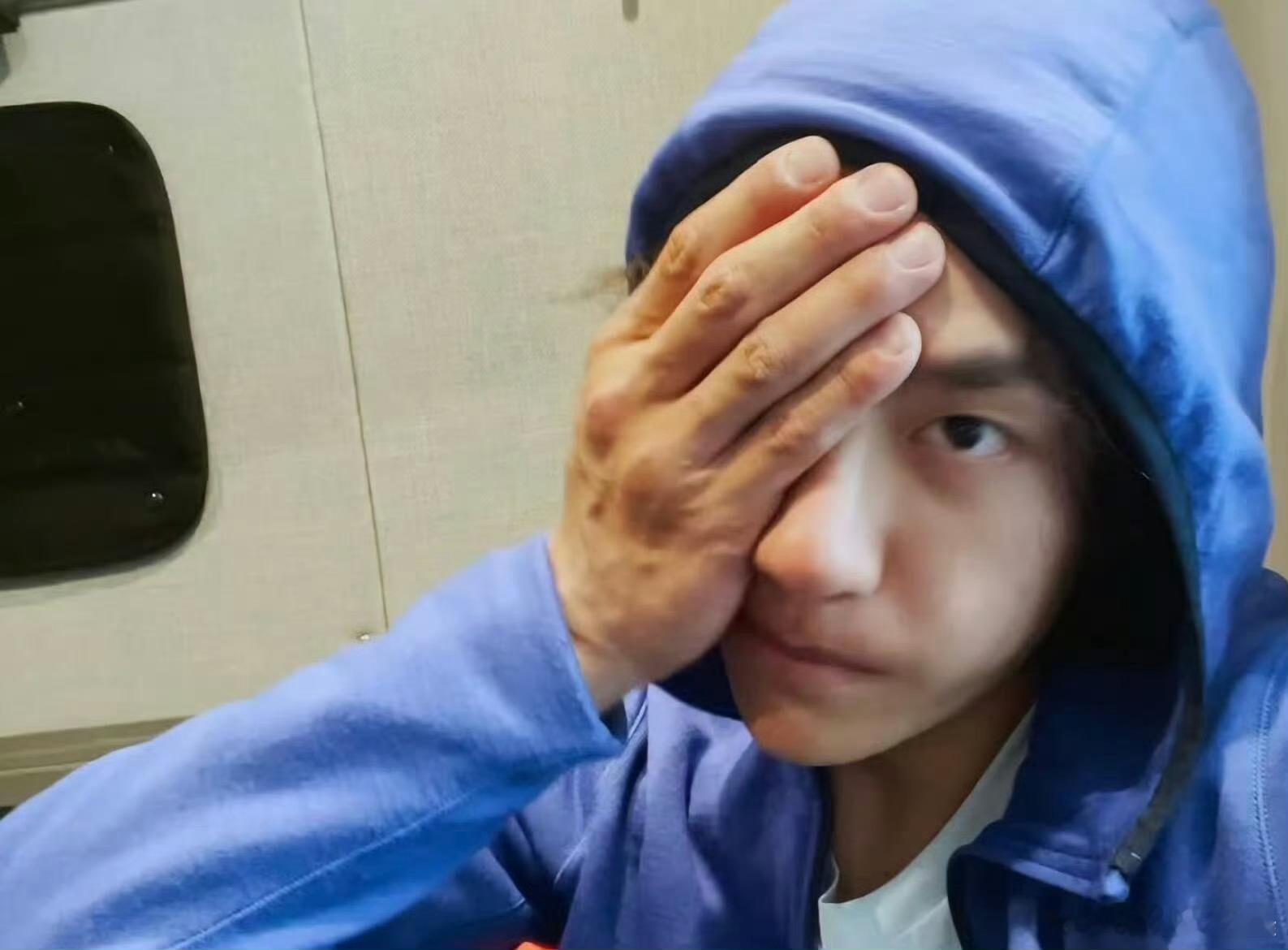 王一博的脸与手藏着别样反差，攀岩训练留下的痕迹是热爱与拼搏的见证。坚持户外爱好，