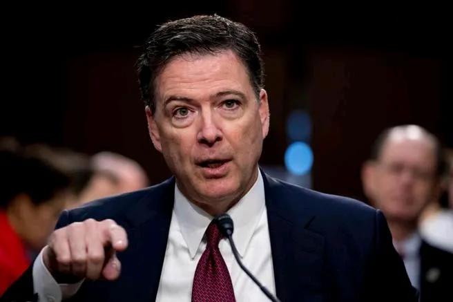 曾经调查特朗普通俄门的前联邦调查局局长柯米，被特朗普以泄密罪和国会不实陈述罪两项