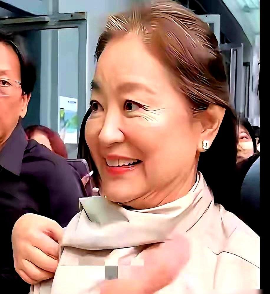 林青霞怕什么？她怕的，别人恰恰在追。

71岁，满头白发，眼角皱纹清晰可见，就这