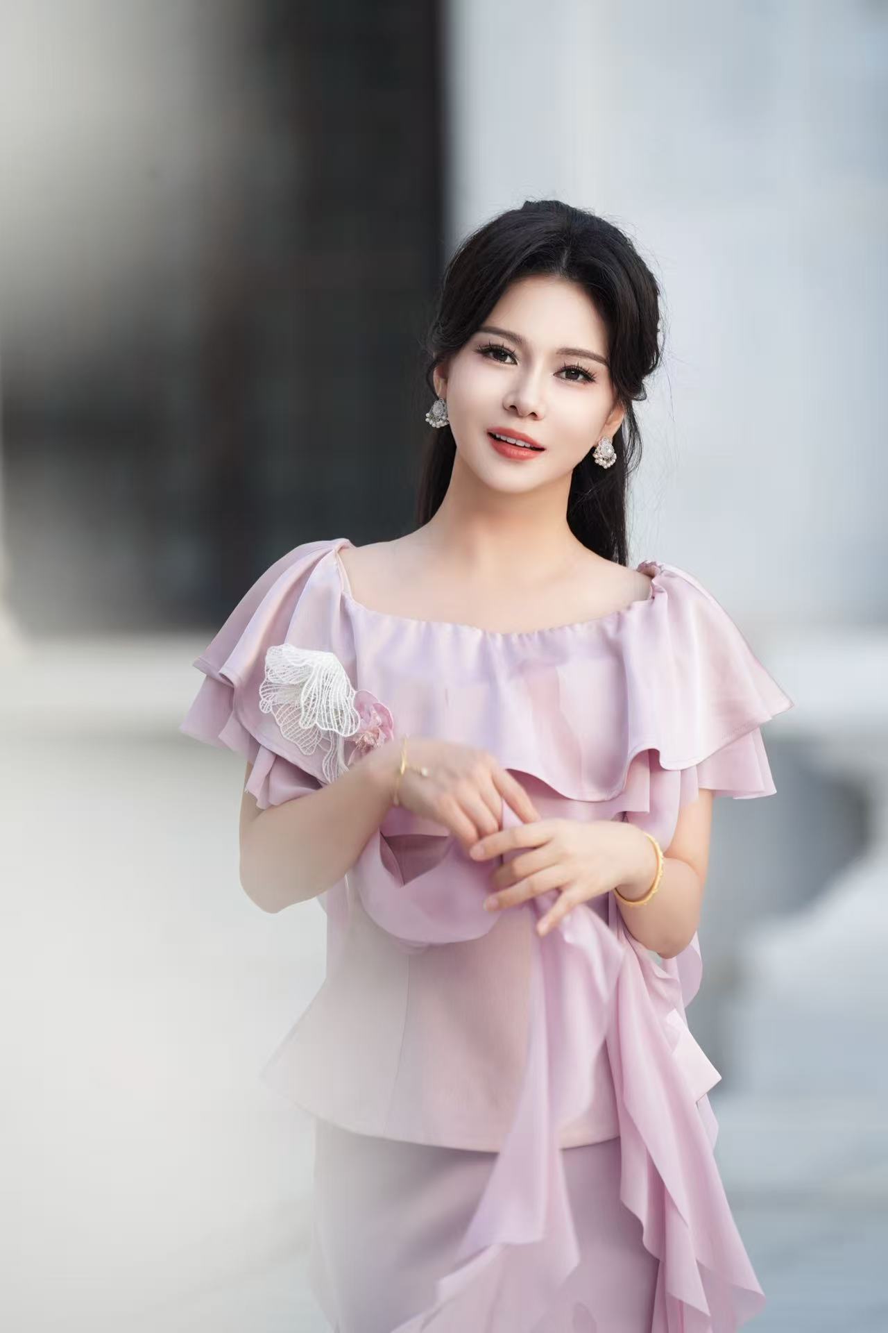 主持人刘美希[超话]最美外交主持人主持人刘美希写真时尚大片欧式建筑为背景，刘美希