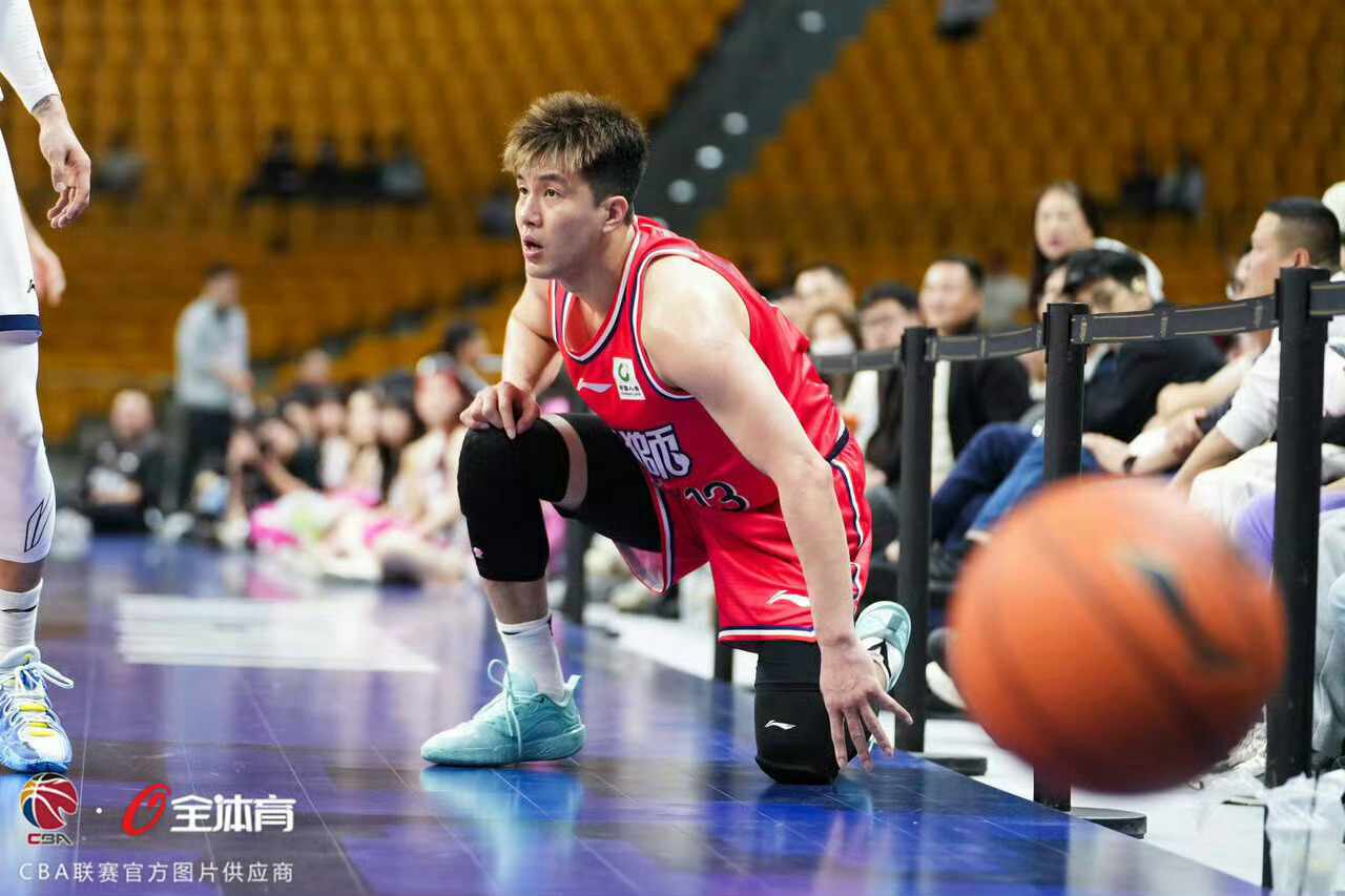 郭艾伦前交叉韧带断了看球的人都知道老将，遭遇这样的大伤意味着什么本来还觉得郭艾伦