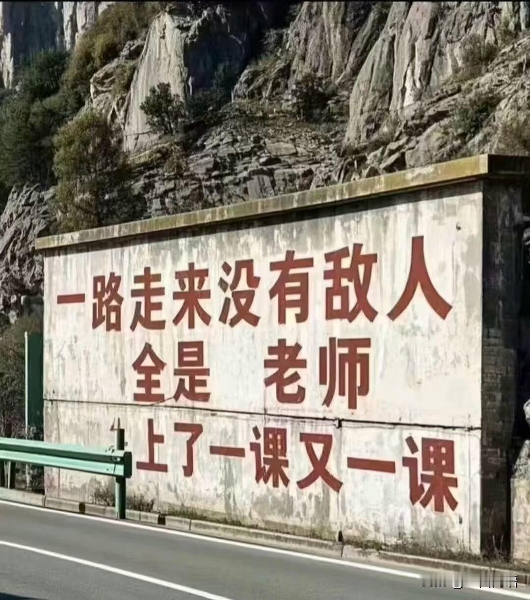 闭上眼睛，黑暗成为幕布，过往的片段如星点亮起。
那些伏案的深夜、滴落的汗水、无人