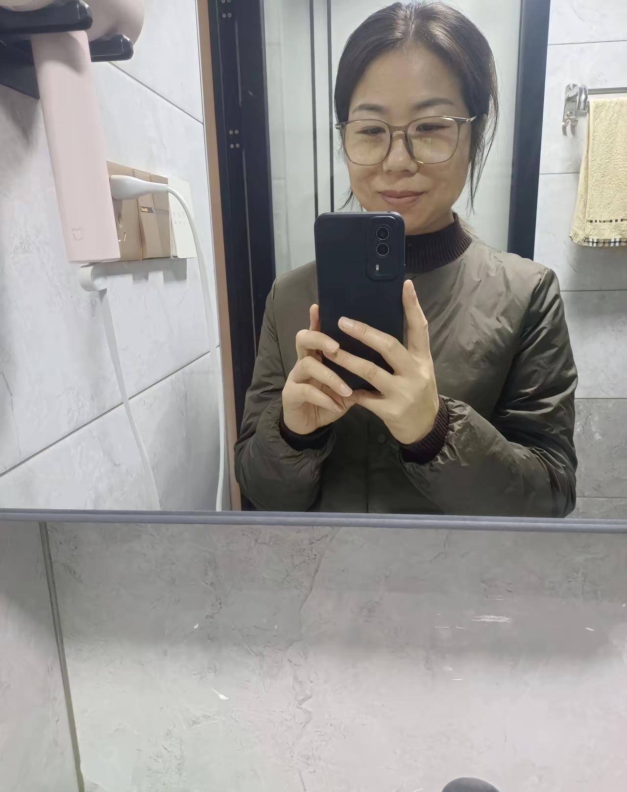 猜猜姐多大？两位数加起来等于9。[笑哭][笑哭]