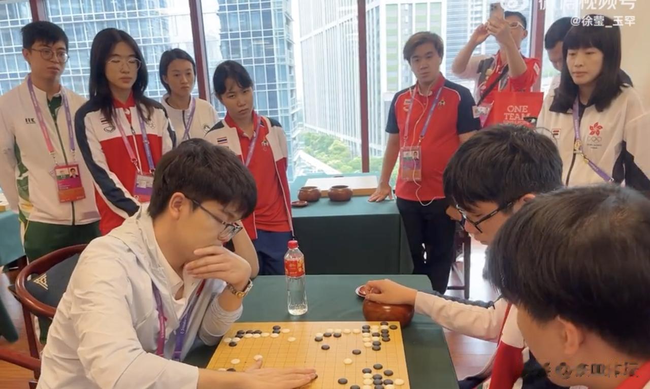棋盘前的柯洁，依然光芒四射。

轻松战胜泰国16岁小将索那拉，赛后泰国小将询问是