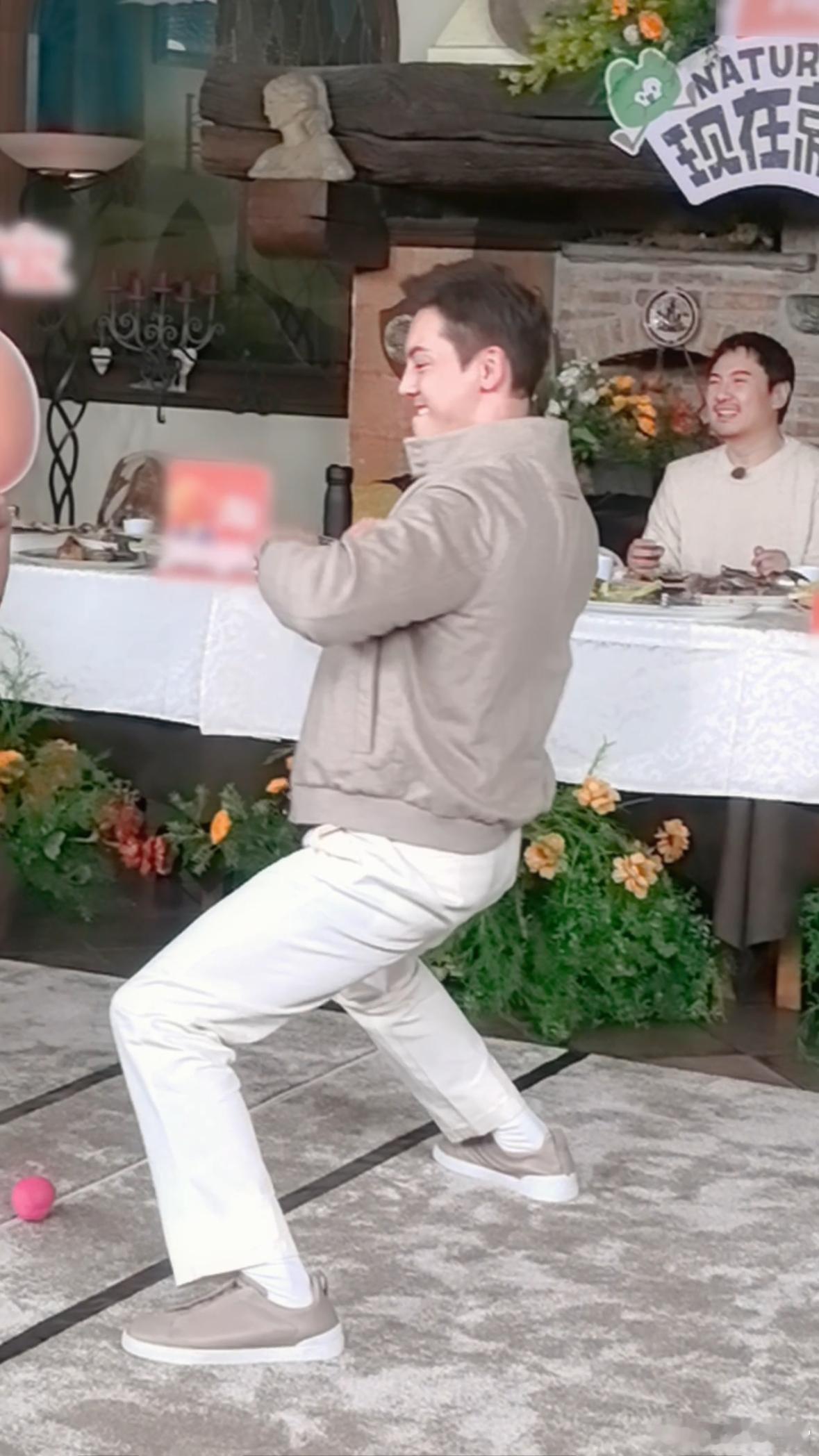 陈伟霆输了粤语但跳舞通杀现在就出发 陈伟霆说粤语的时候可能有点小瑕疵，但一跳起舞