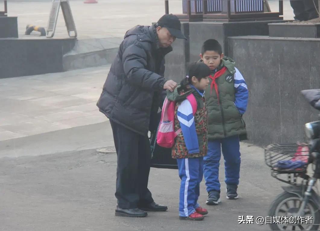 凌晨校门口的小小身影，戳中多少隔代抚养的痛点
 
河南洛阳凌晨的街头，寒意未散，