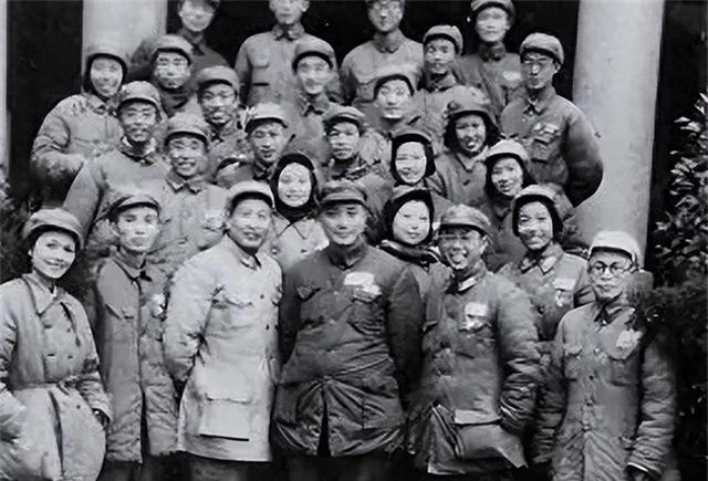 1949年11月21日，贺怡在赴江西寻亲途中遭遇车祸身亡。多年后，幸存者回忆称，