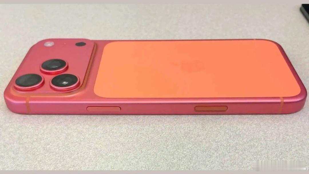 实测iPhone17Pro褪色情况其实只要不是裸奔，褪色情况没那么严重。但是亲身