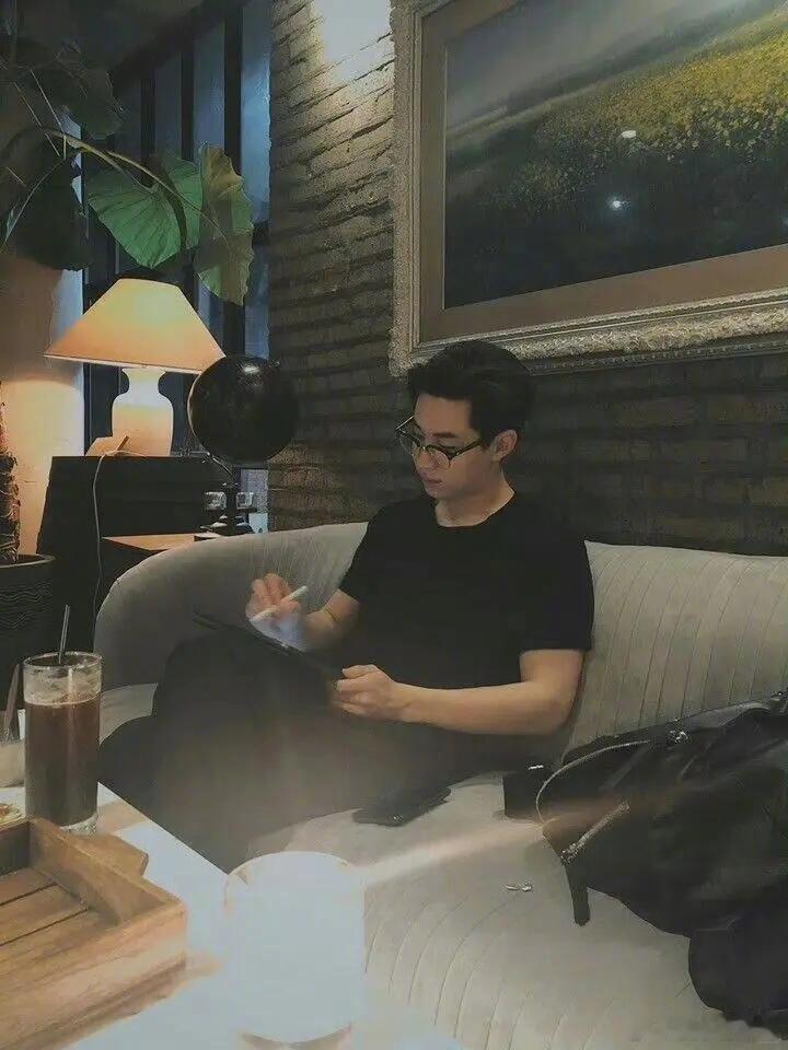 社恐就这样追刘宪华 真的被社恐粉丝追刘宪华的样子可爱到了！全程安安静静跟在身后默