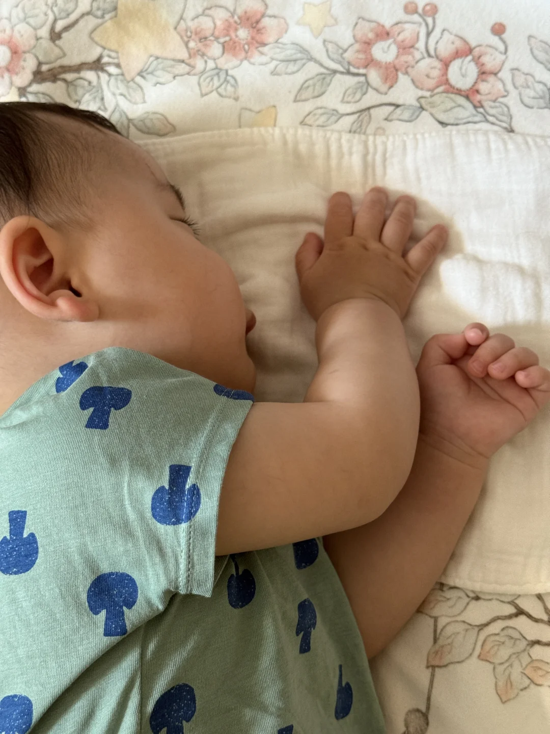 小婴儿的手也太容易黑了