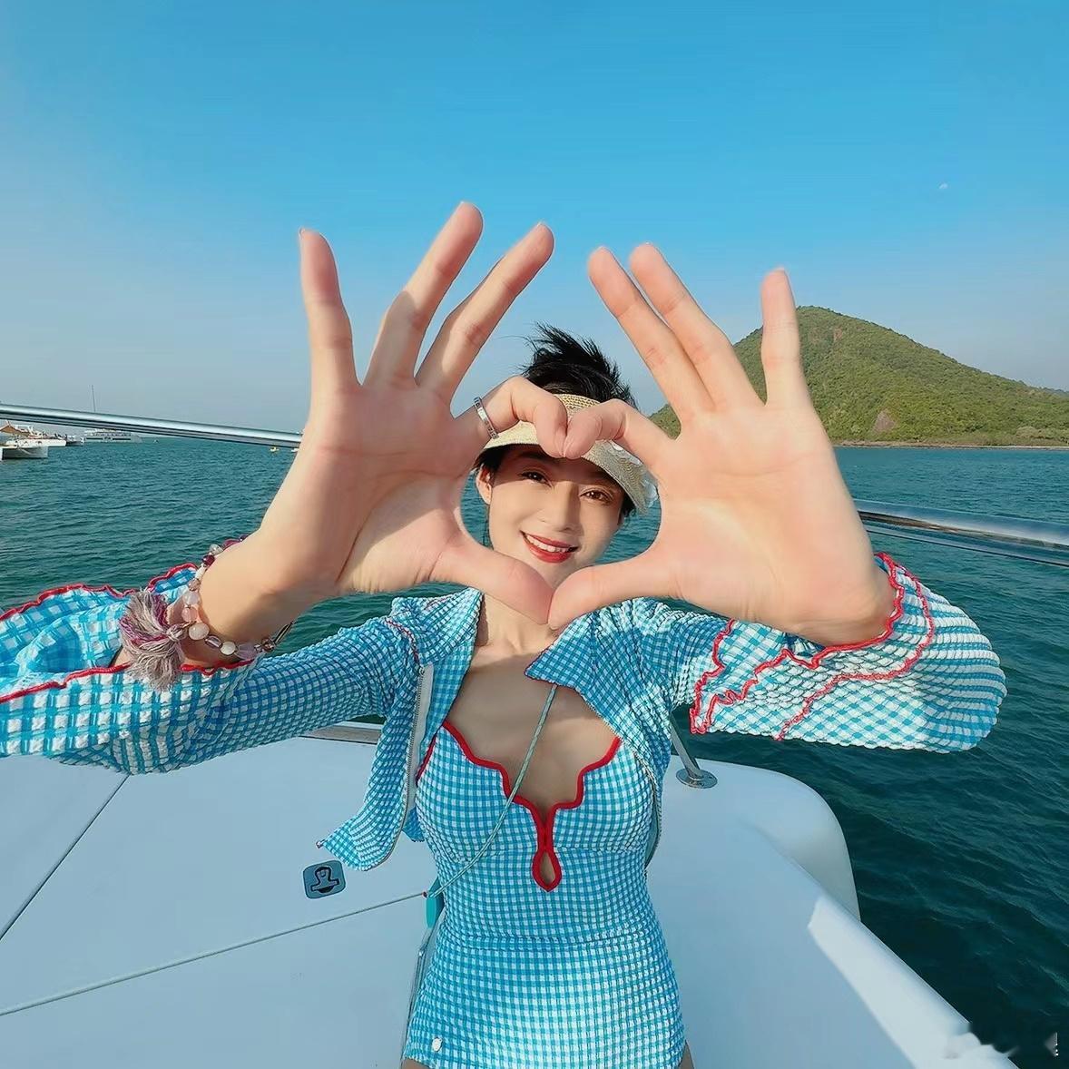 王媛可 ⛱ 度假游轮大片，纯妃娘娘身材好🉑 ​​​